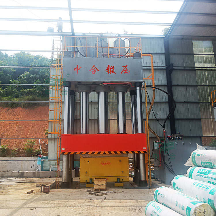 2000噸復合材料成型液壓機客戶現(xiàn)場.jpg