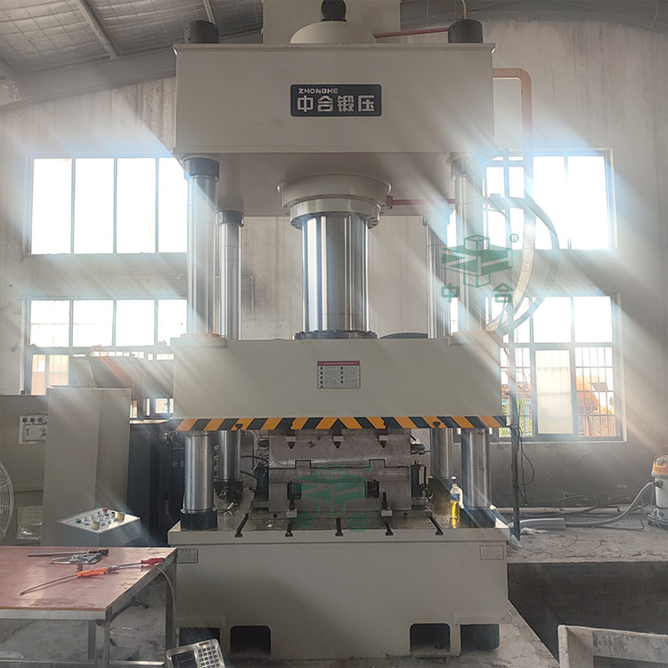 630噸四柱液壓機(jī)客戶現(xiàn)場.jpg 630噸四柱液壓機(jī)客戶現(xiàn)場.jpg