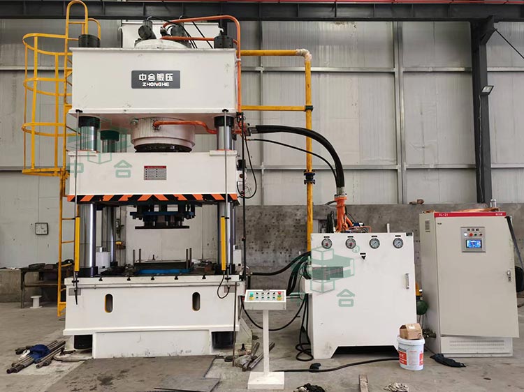 800噸農(nóng)機(jī)配件拉伸液壓機(jī)現(xiàn)場.jpg