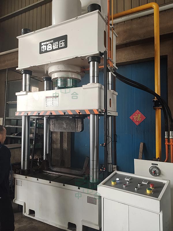 400噸型材折彎液壓機(jī)現(xiàn)場(chǎng).jpg 400噸型材折彎液壓機(jī)現(xiàn)場(chǎng).jpg