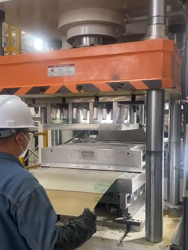 200噸粉末成型液壓機(jī).jpg 200噸粉末成型液壓機(jī).jpg