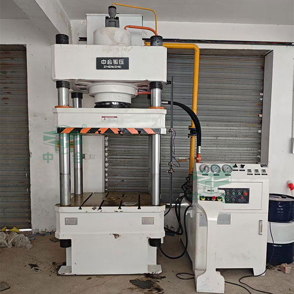 315噸三梁四柱液壓機(jī)現(xiàn)場(chǎng) 315噸三梁四柱液壓機(jī)現(xiàn)場(chǎng)