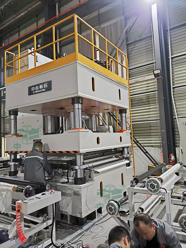 630噸復(fù)合材料成型液壓機現(xiàn)場.jpg 630噸復(fù)合材料成型液壓機現(xiàn)場.jpg