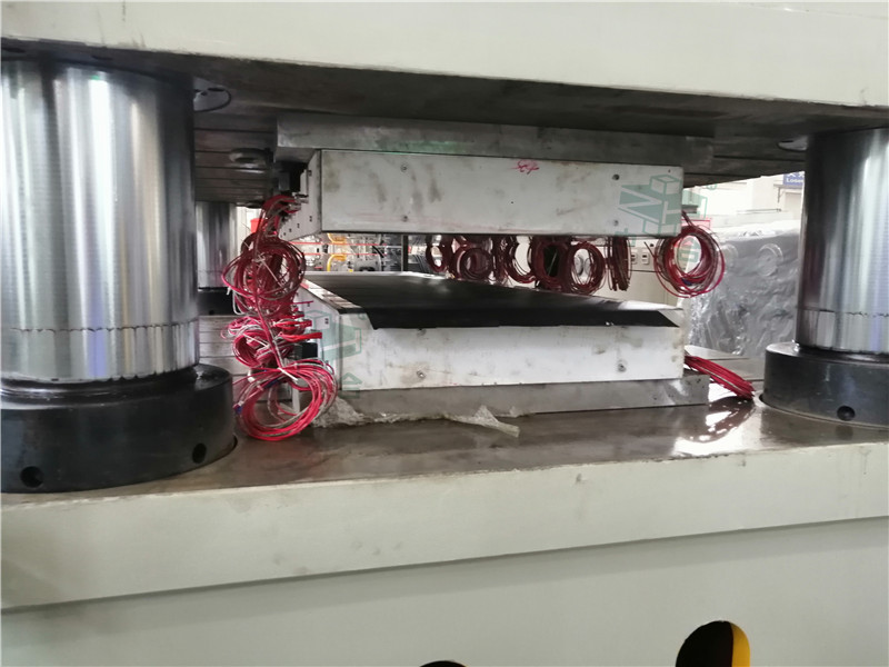 1000噸石墨烯薄膜熱壓設(shè)備-1000t四柱油壓機(圖3) 1000噸石墨烯薄膜熱壓設(shè)備-1000t四柱油壓機(圖3)